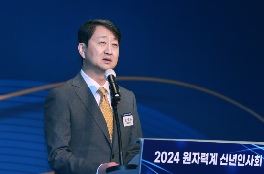 안덕근 산업통상자원부 장관이 11일 서울 강남구 노보텔 앰배서더 호텔에서 열린 '2024년 원자력계 신년 인사회'에 참석해 축사하고 있다. <산업부>